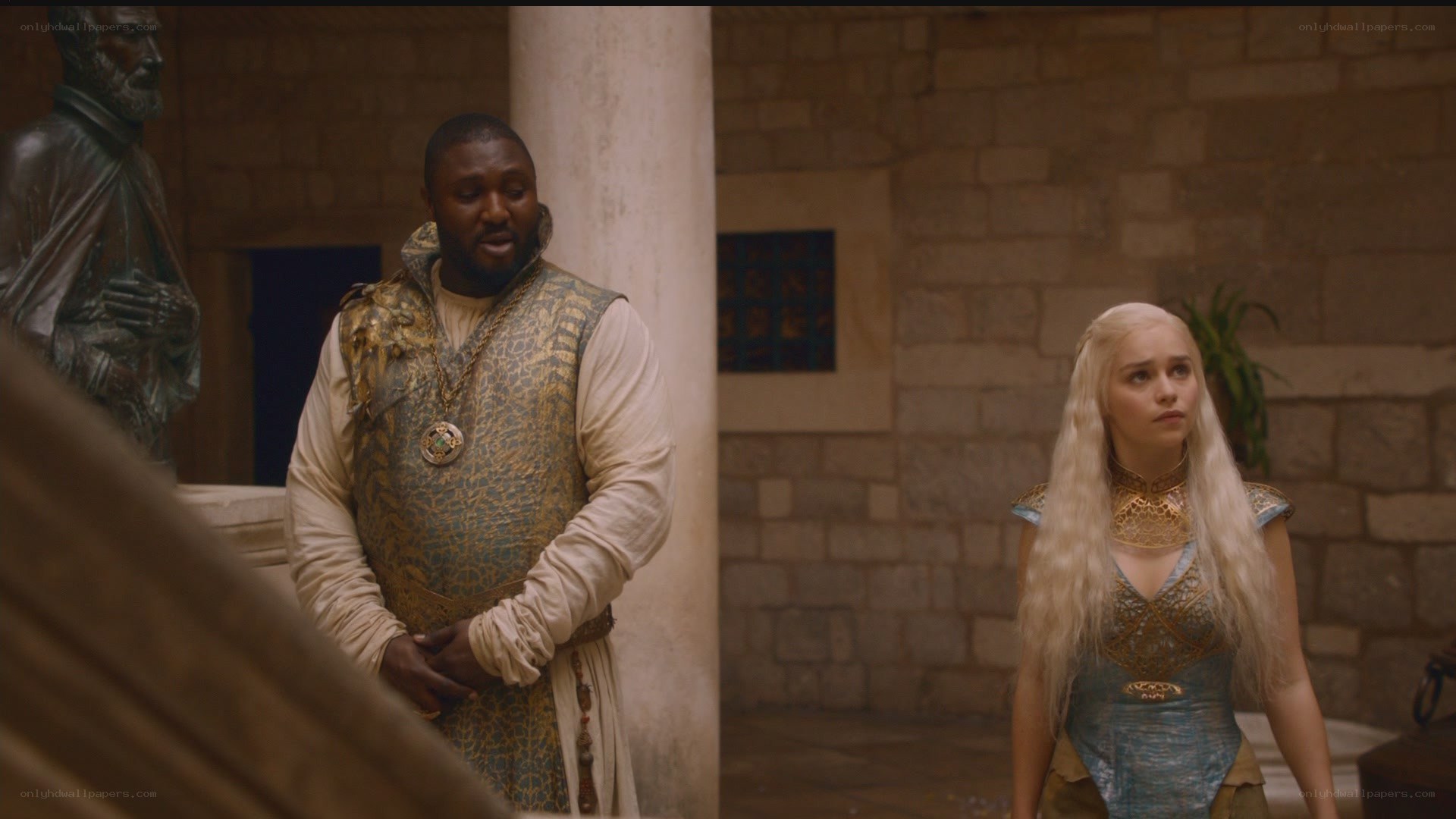 Daenerys and a man in a hall