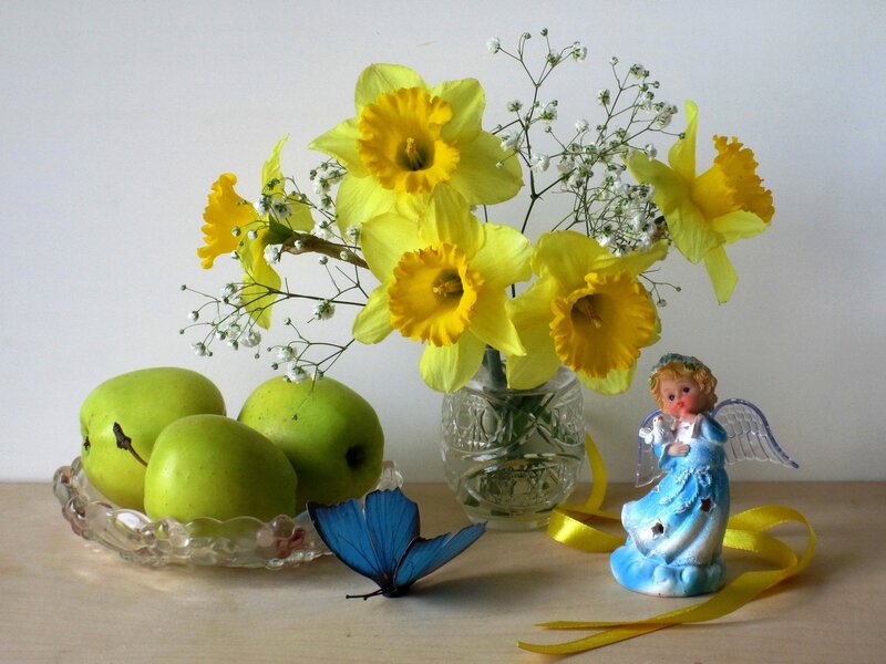 Daffodils and Green Apples