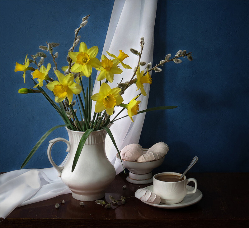 Daffodils in a Pitcher — Blue