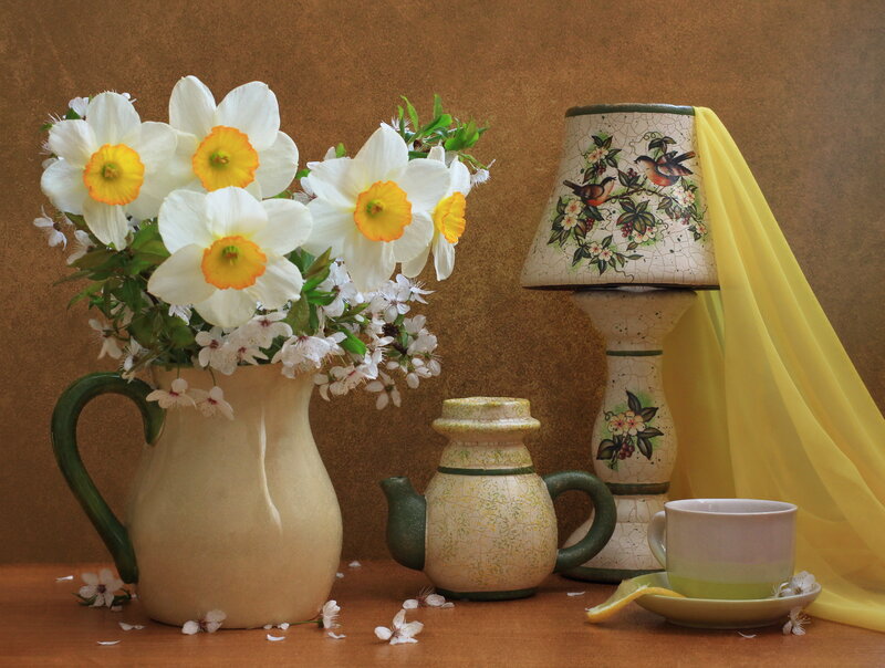Daffodils in a Pitcher — Yellow