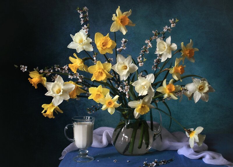 Daffodils in a Vase — Blue