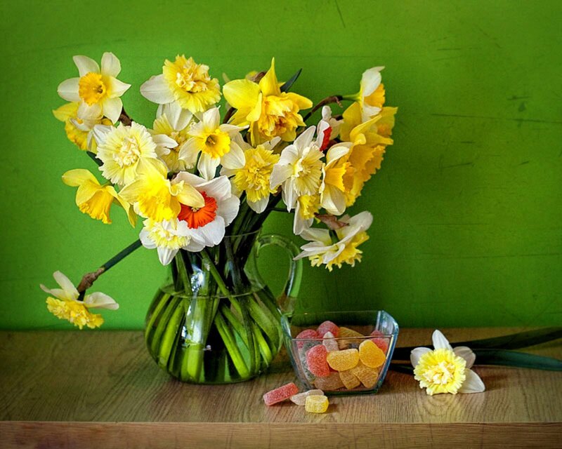 Daffodils in a Vase — Green