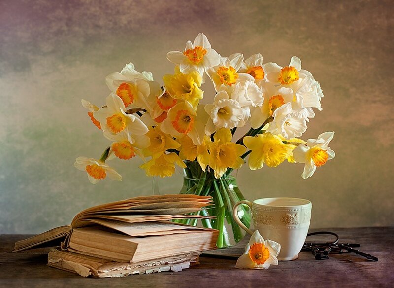 Daffodils in a Vase — Yellow, Serene