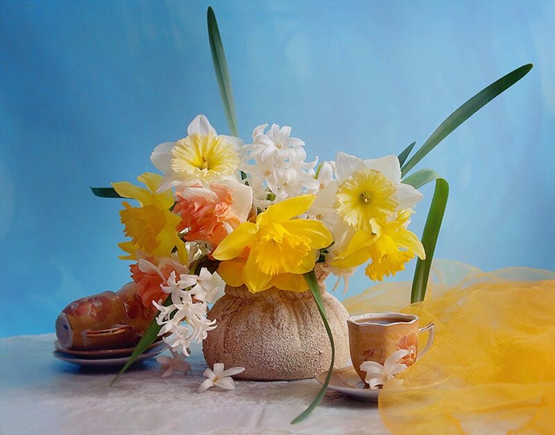 Daffodils in Vase — Blue