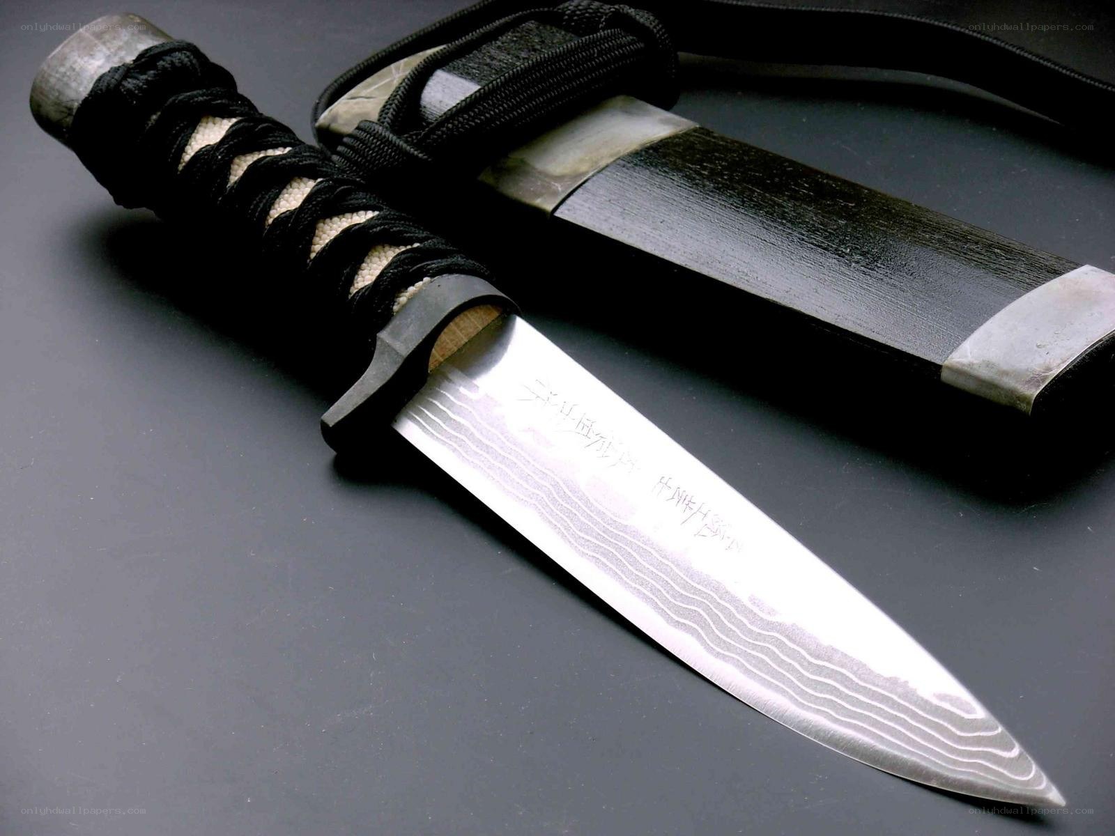 dagger with damascus steel blade