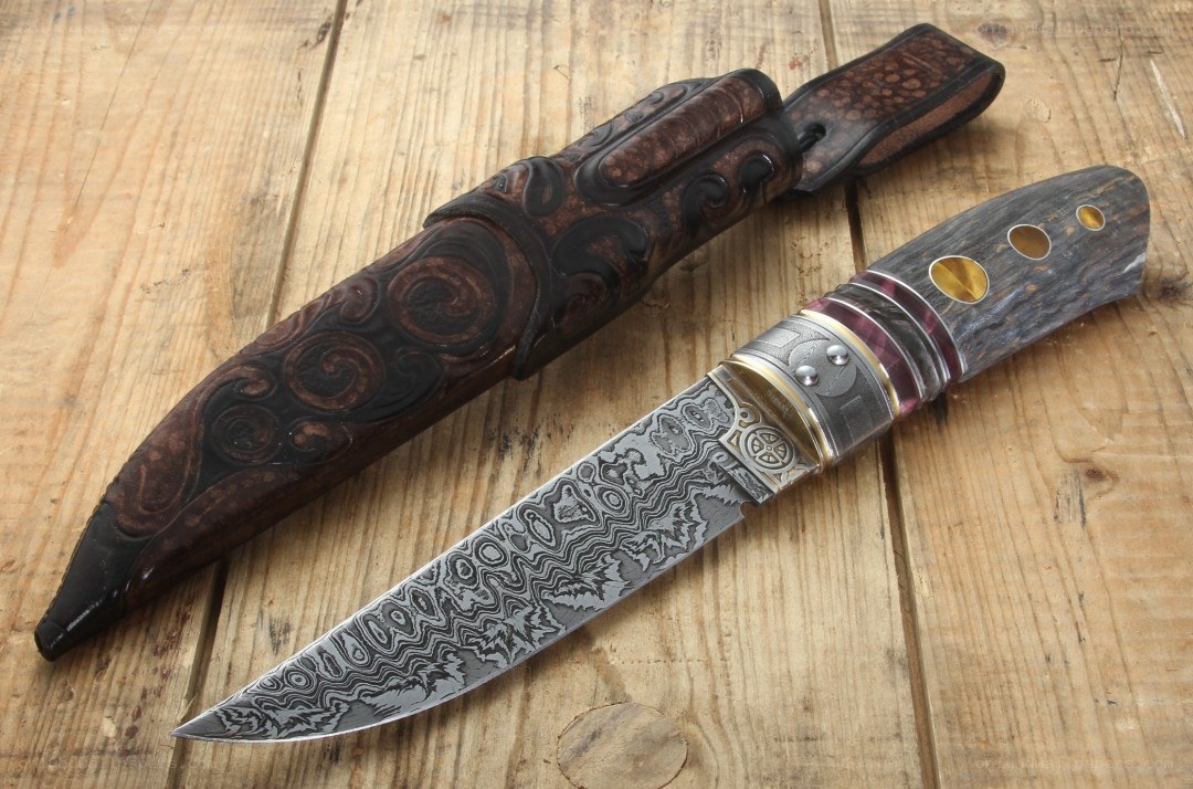 dagger with damascus steel blade
