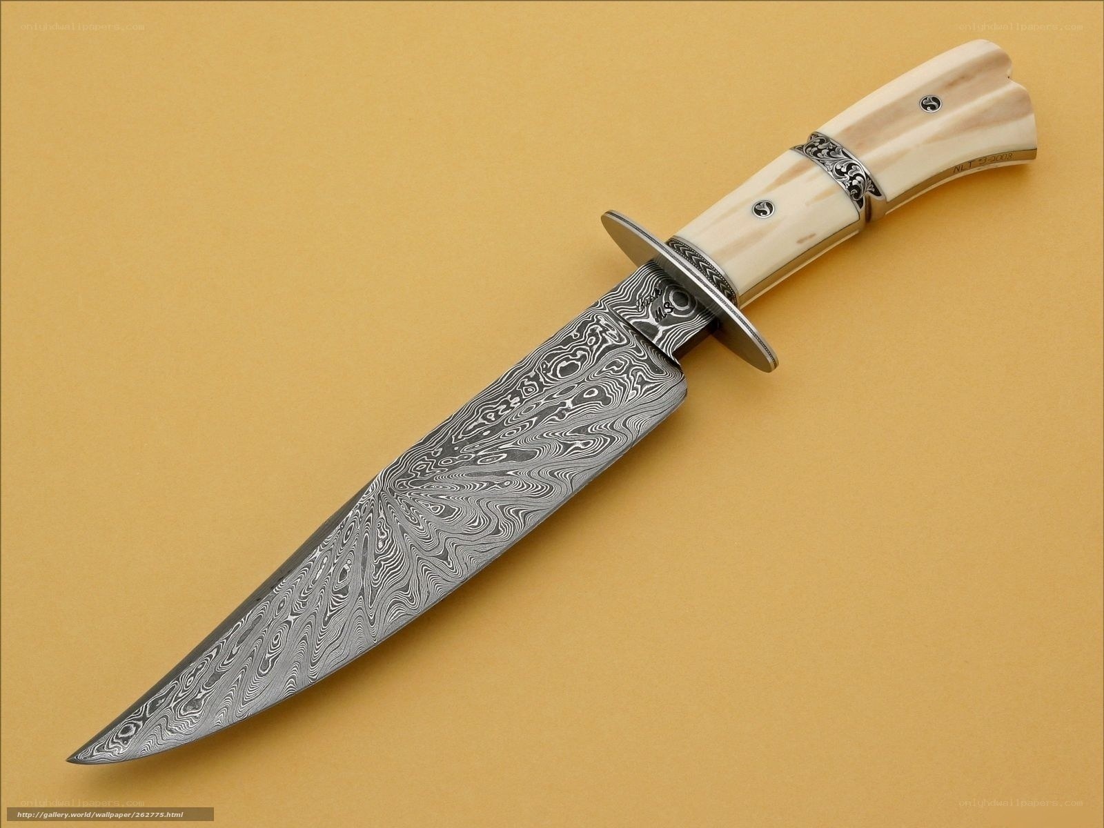 dagger with damascus steel blade