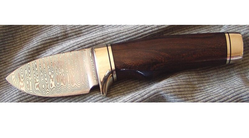 dagger with patterned blade