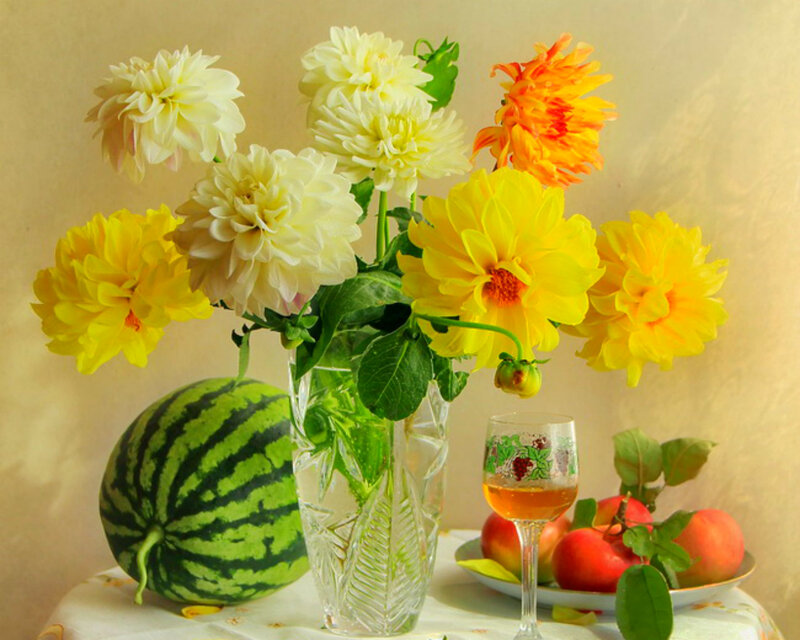 Dahlias in a Vase — Yellow, Calm