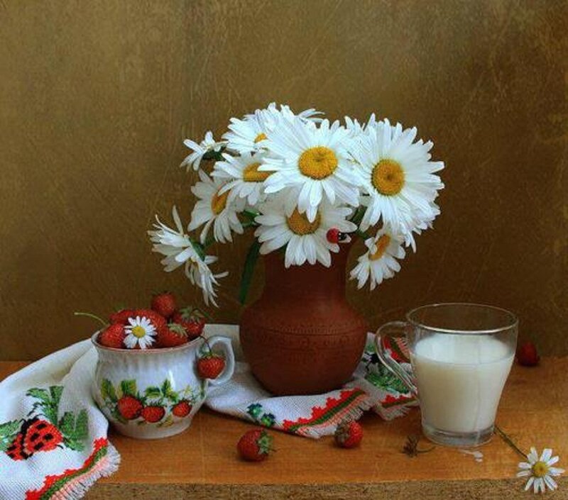 Daisies and Strawberries — White