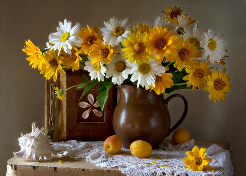 Daisies in a Pitcher — Yellow