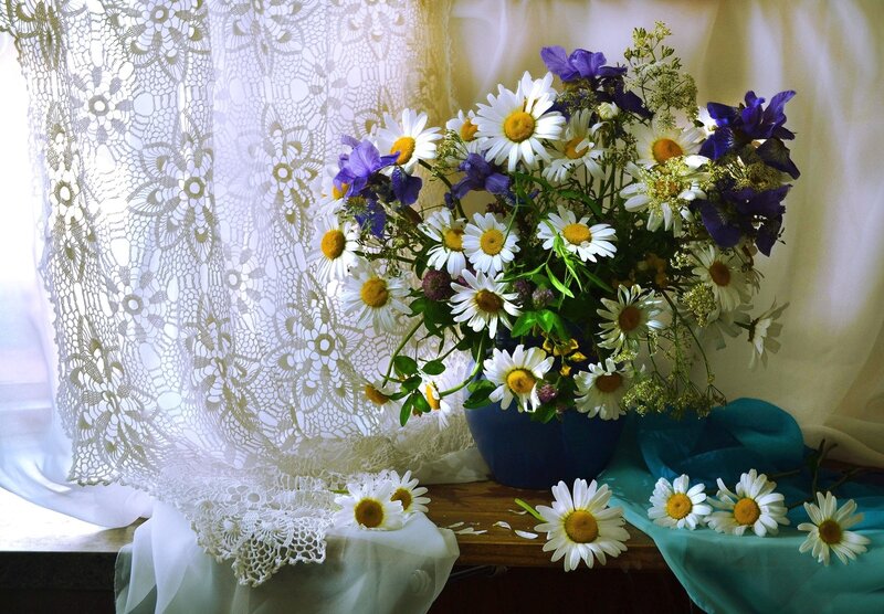 Daisy and Violet Bouquet — White