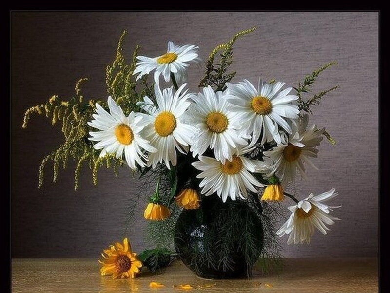 Daisy Bouquet in Vase — White