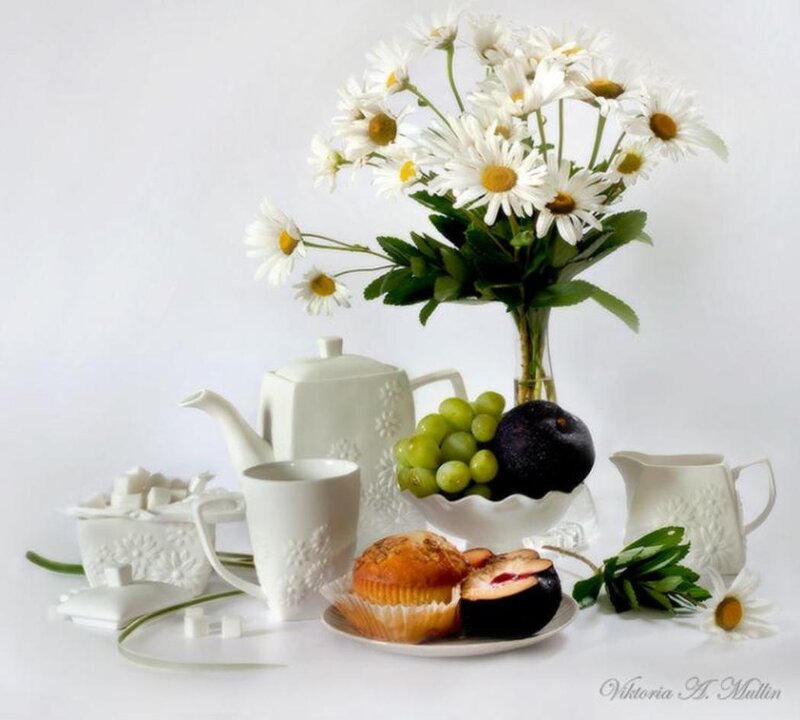 Daisy Bouquet with Tea Set — White, Serene