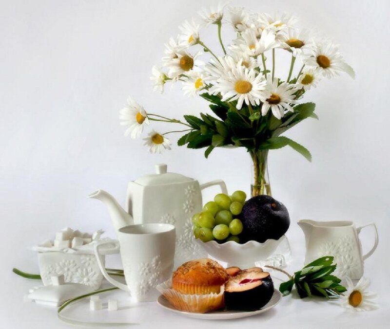 Daisy Bouquet with Tea Set — White