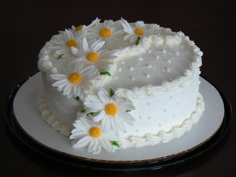 Daisy-decorated Cake