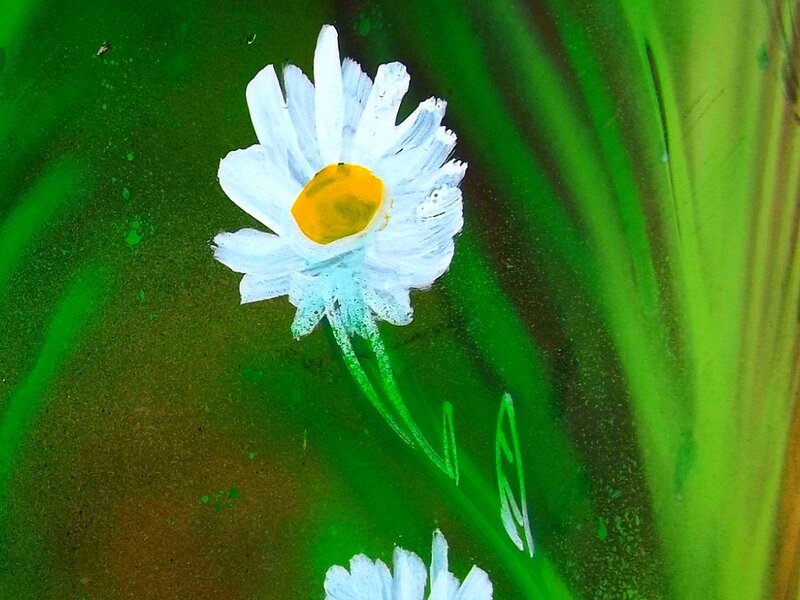 Daisy Flower in Grass — Green, Calm