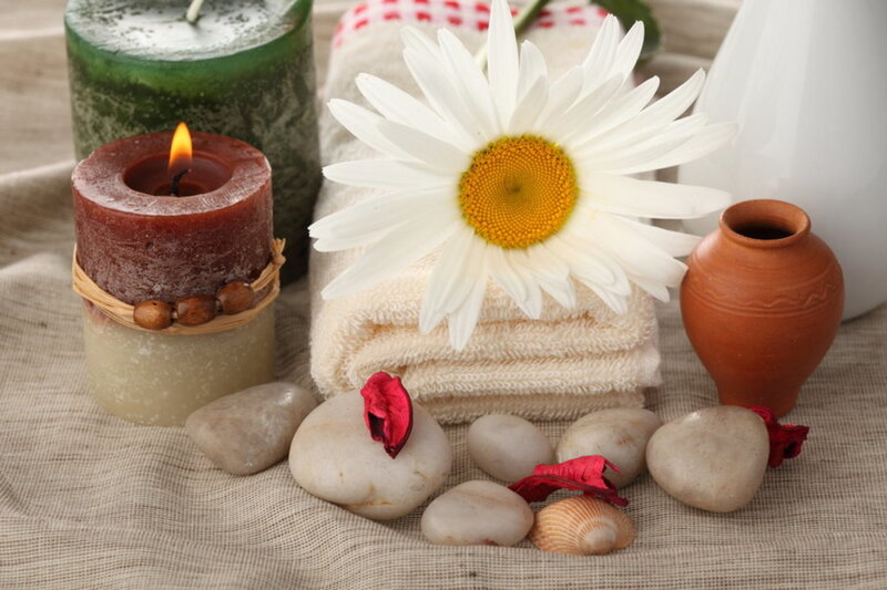 Daisy on Folded Towel — White