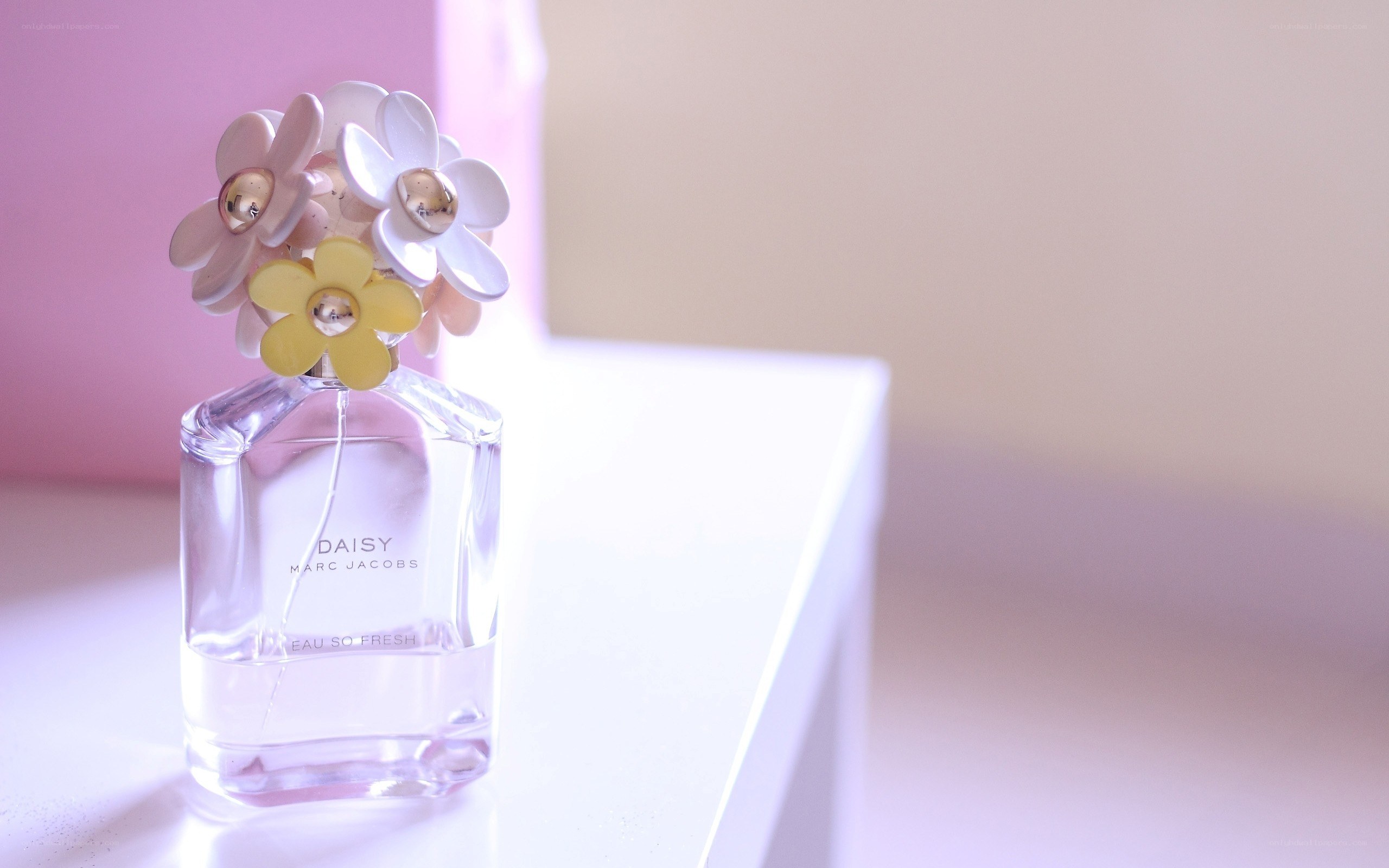 Daisy perfume bottle with flowers