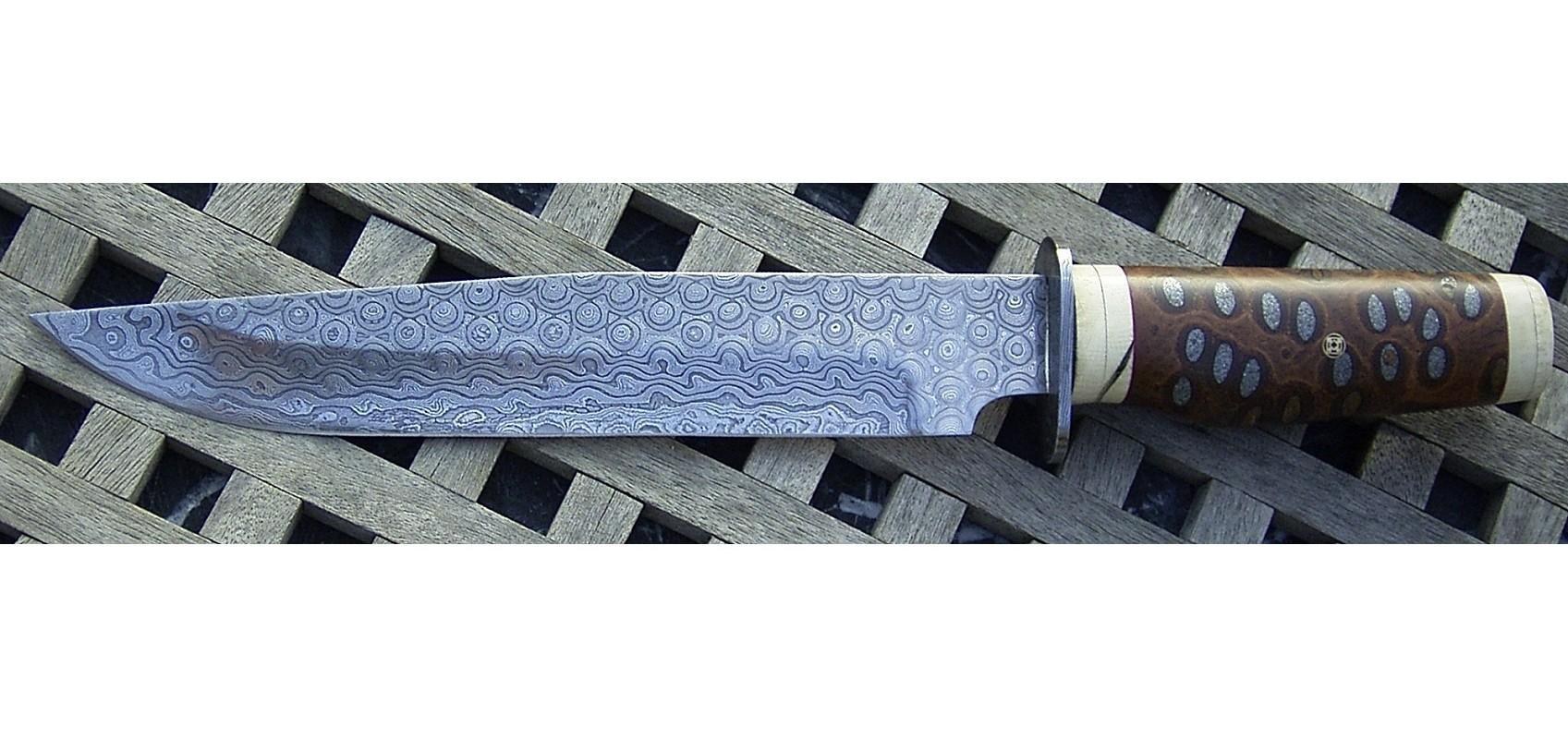 Damascus steel knife with patterned blade