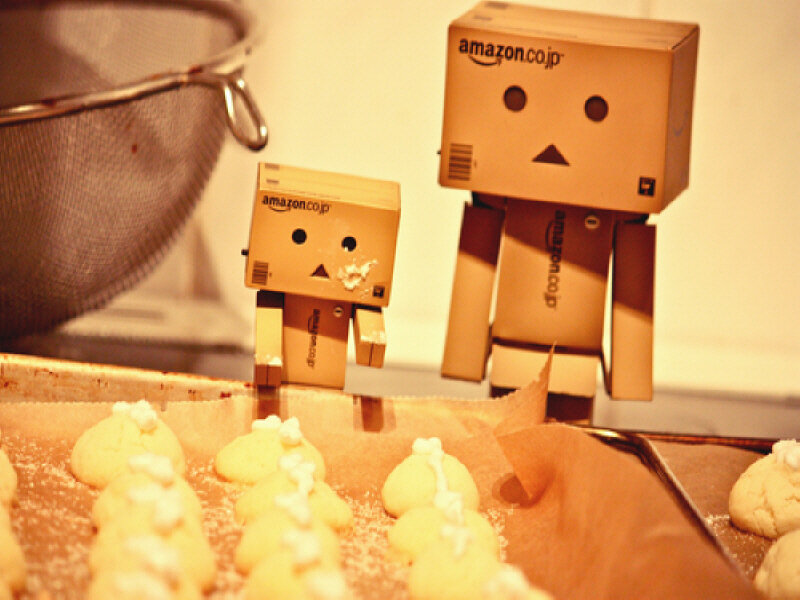 Danbo robots baking cookies