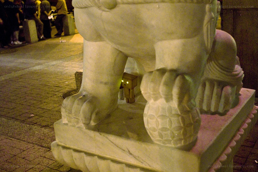 Danbo under a stone lion