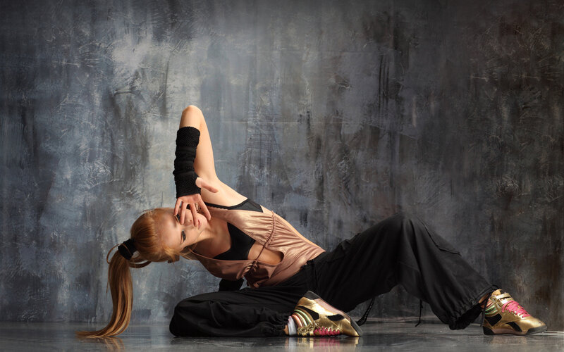 Dancer in Gold Shoes — Black
