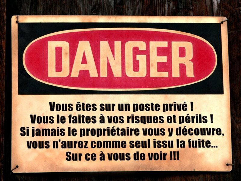 Danger sign in French