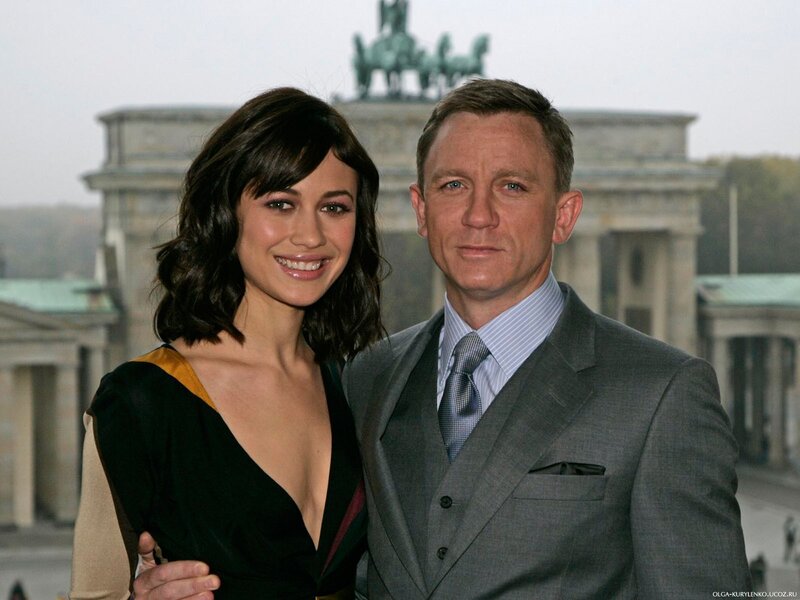 Daniel Craig and a woman at Brandenburg Gate