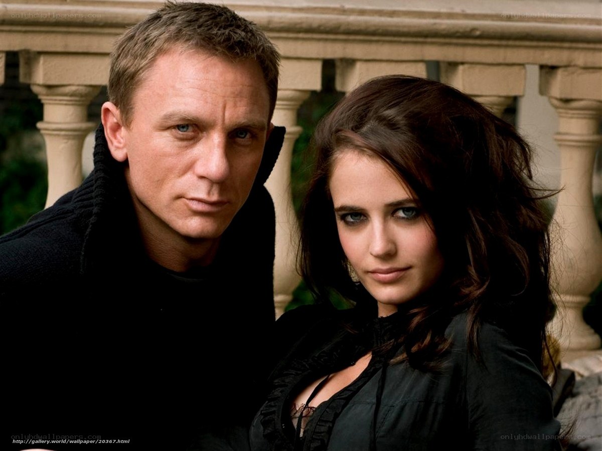 Daniel Craig and a woman on a balcony