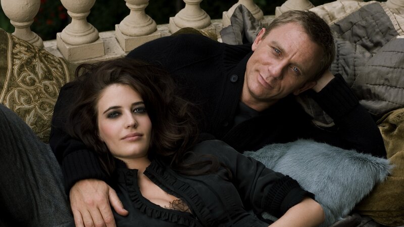 Daniel Craig and a woman on a couch