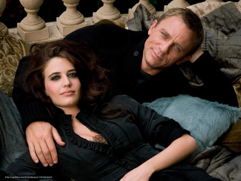 Daniel Craig and a woman on a couch