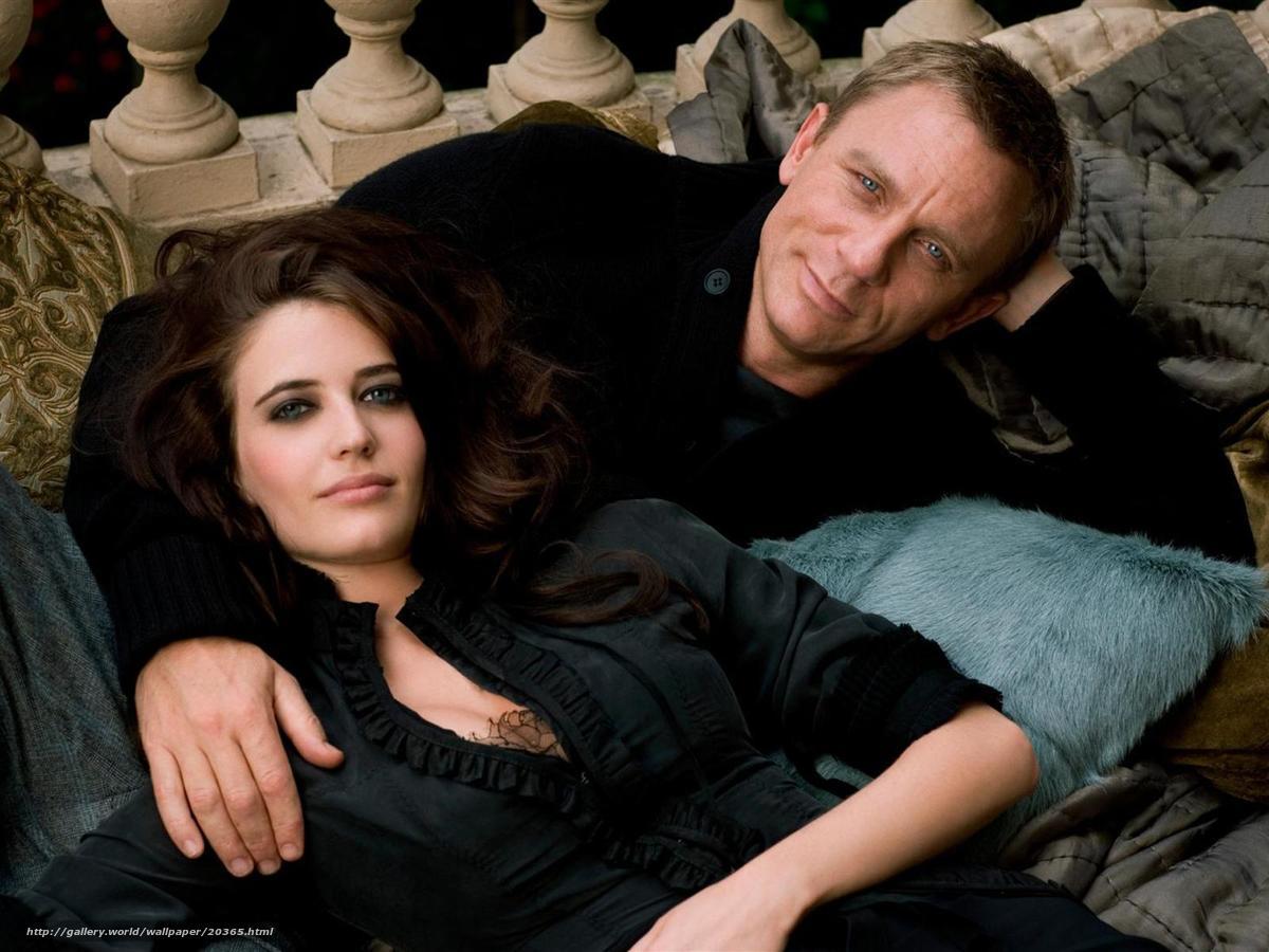 Daniel Craig and a woman on a couch
