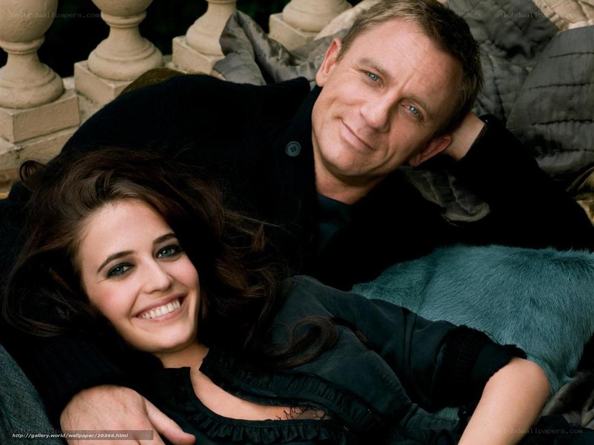 Daniel Craig and a woman smiling