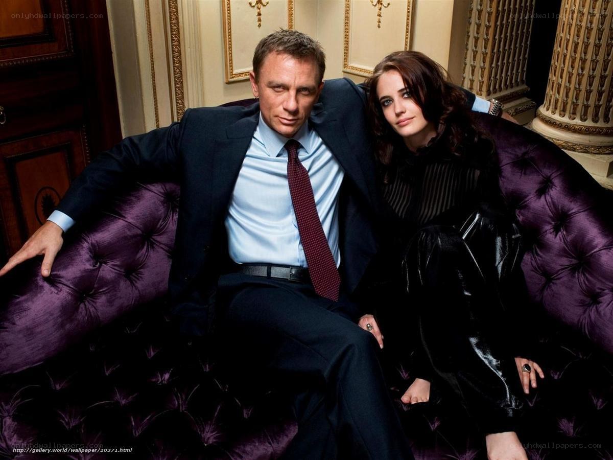 Daniel Craig and Eva Green on a couch