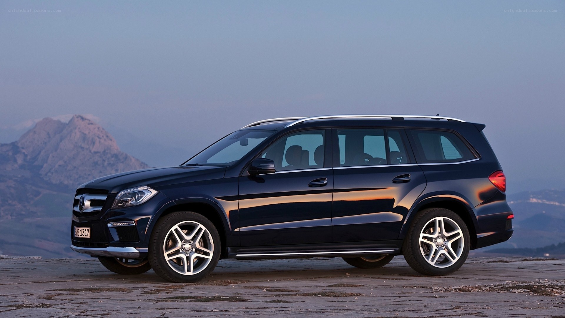 dark blue mercedes suv
