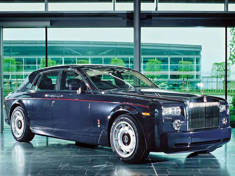 Dark blue Rolls-Royce Phantom