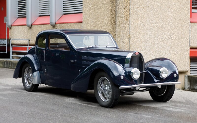 Dark Blue Vintage Car — Calm, Afternoon, Photograph