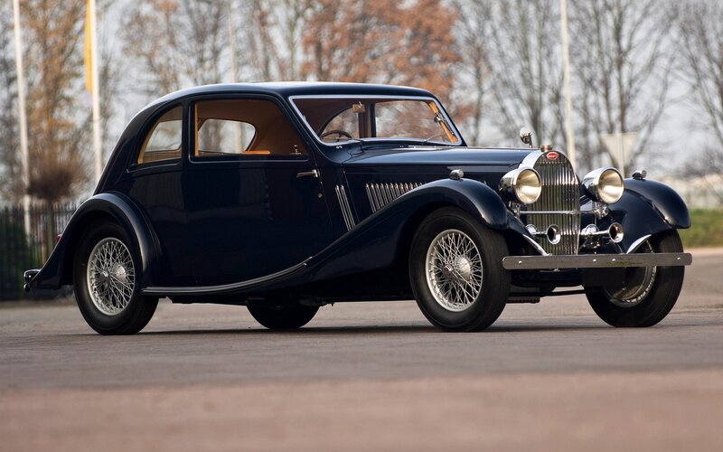 Dark Blue Vintage Car — Calm, Autumn