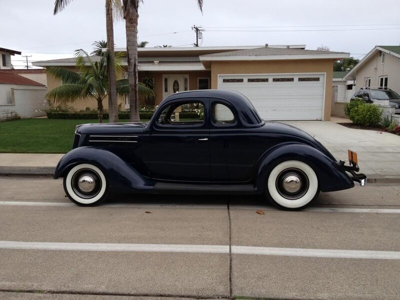 Dark Blue Vintage Car — Calm