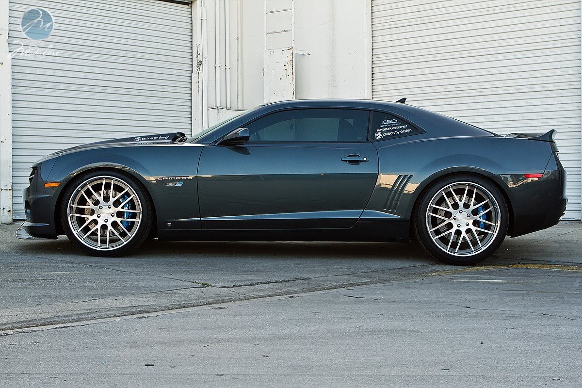 dark gray camaro sports car