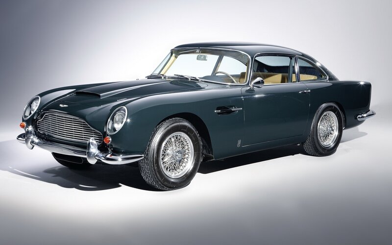 Dark Green Classic Car — Dramatic, Photograph