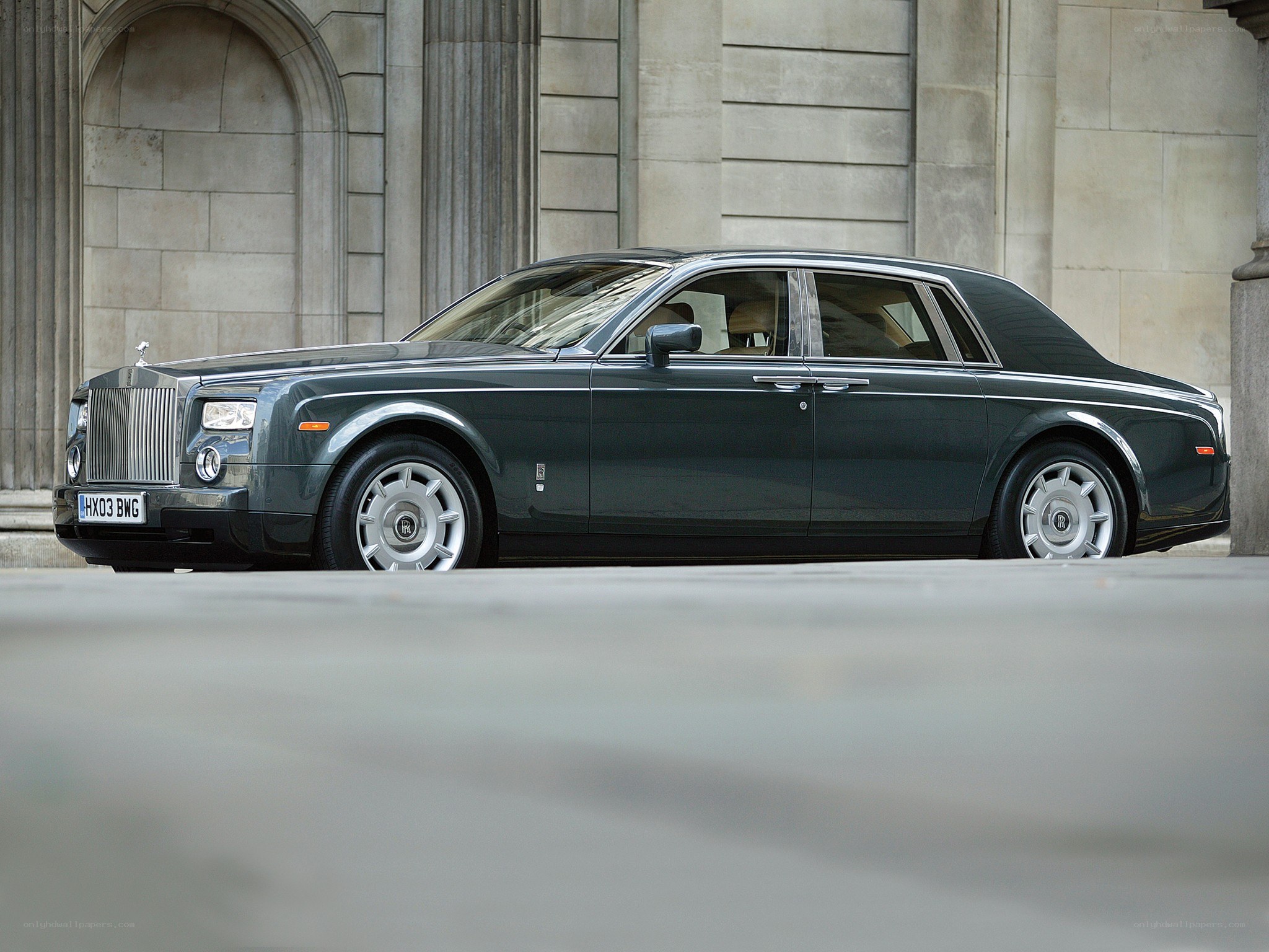 Dark green Rolls-Royce Phantom