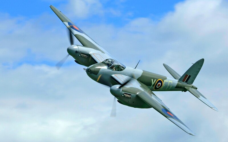De Havilland Mosquito Aircraft — Gray, Dynamic
