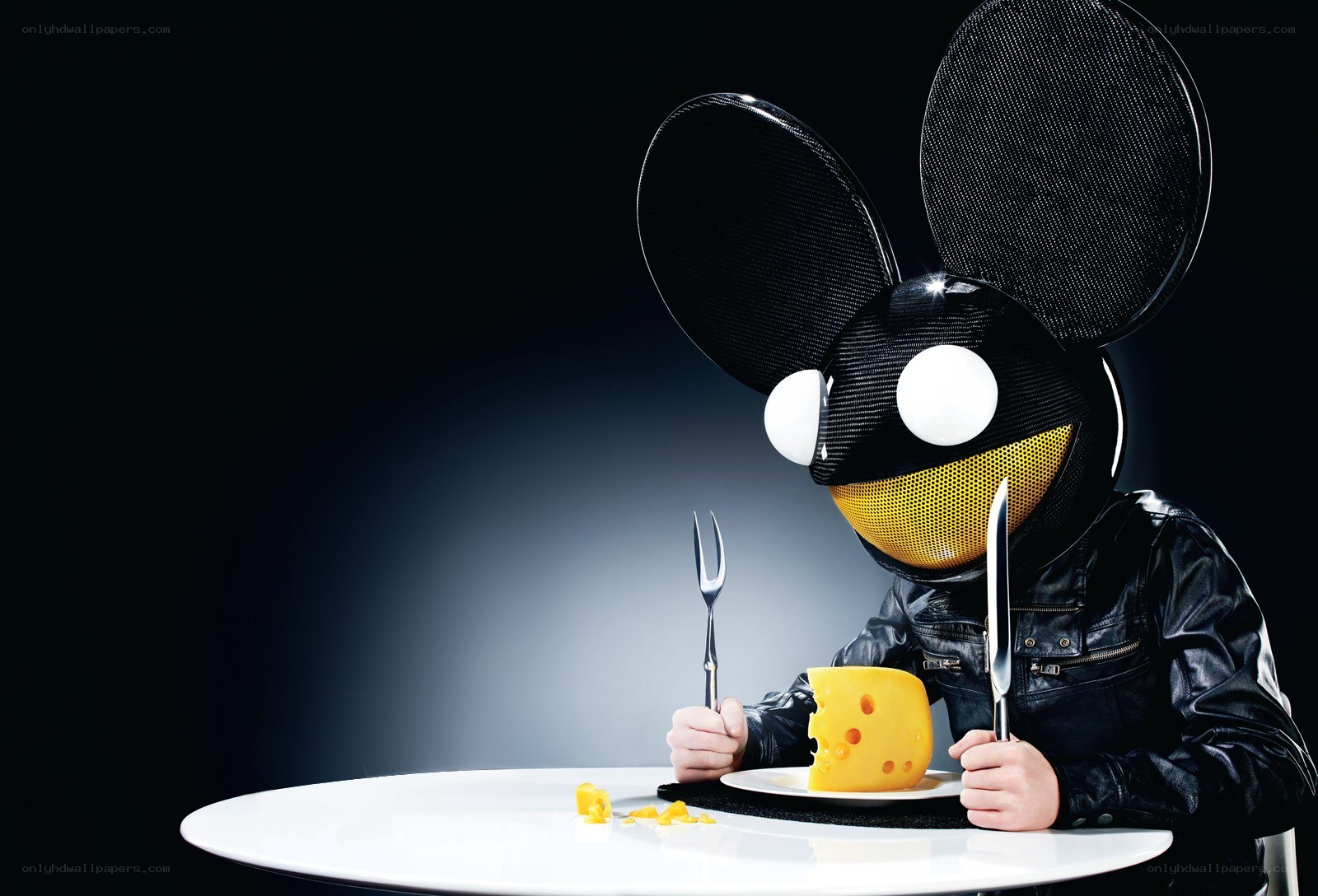 Deadmau5 eating cheese