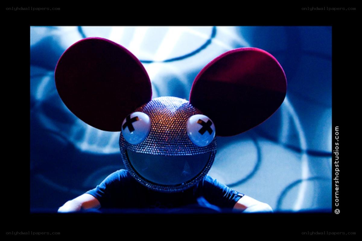 Deadmau5 wearing iconic mask