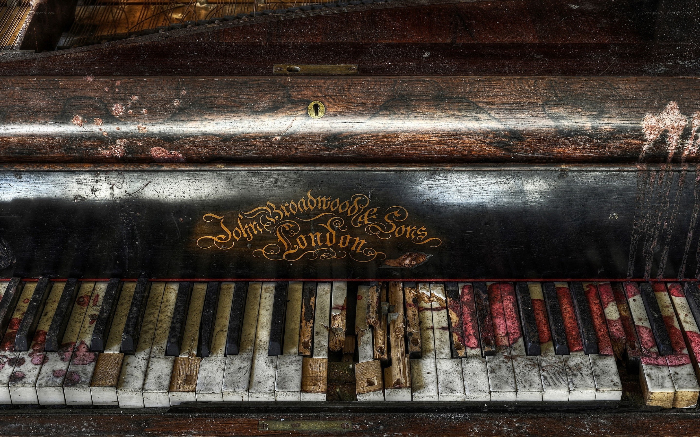 Decaying piano keyboard