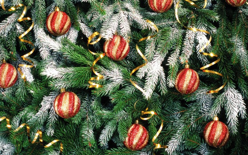 decorated christmas tree close-up