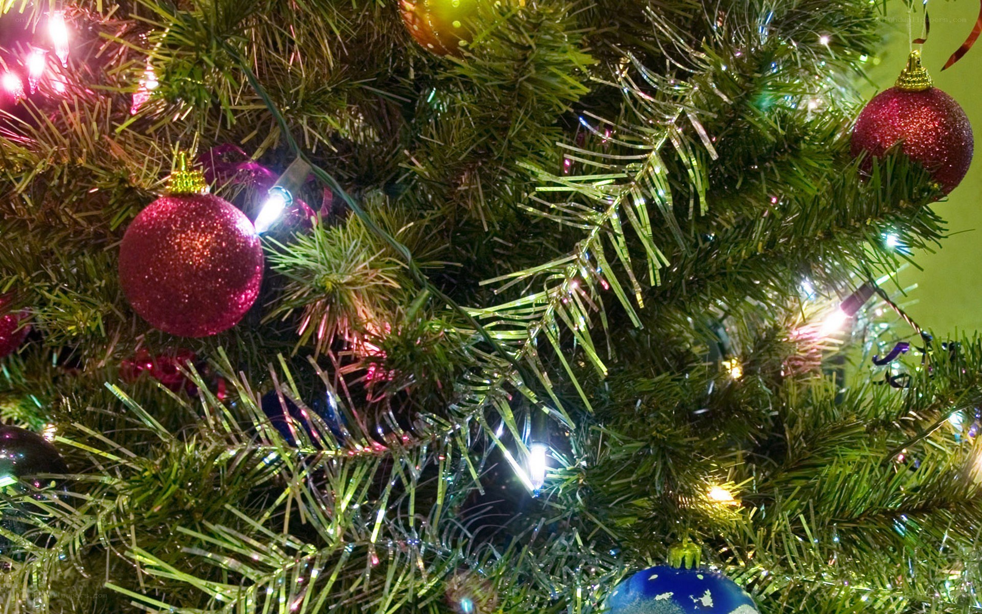 decorated christmas tree close-up