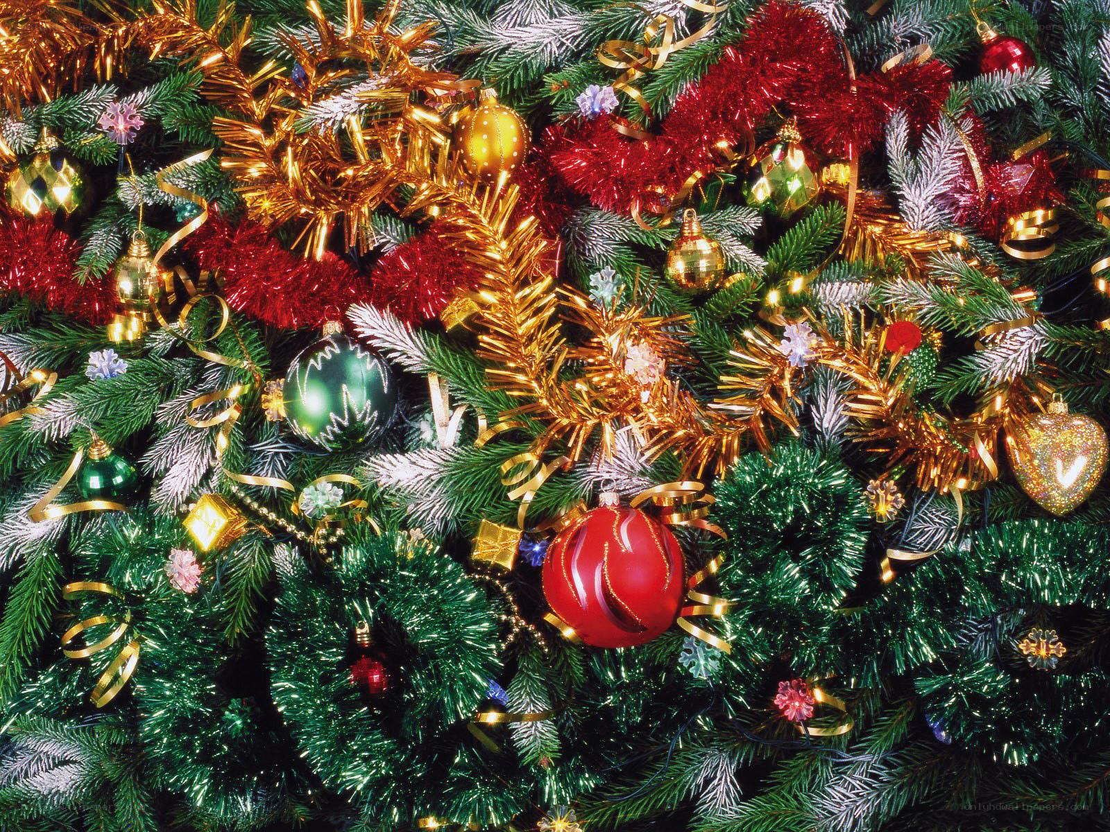 decorated christmas tree close-up